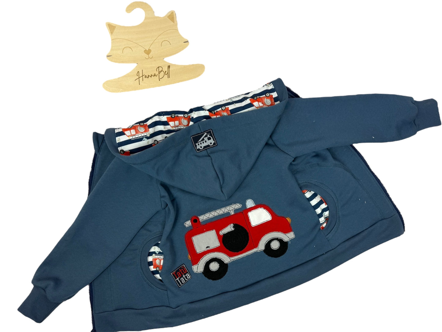 Rückansicht der Kinderjacke mit roter Feuerwehr-Applikation aus Softsweat