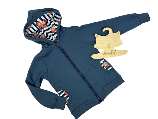 Vorderseite der Bio-Kapuzenjacke mit Eingrifftaschen und Reißverschluss