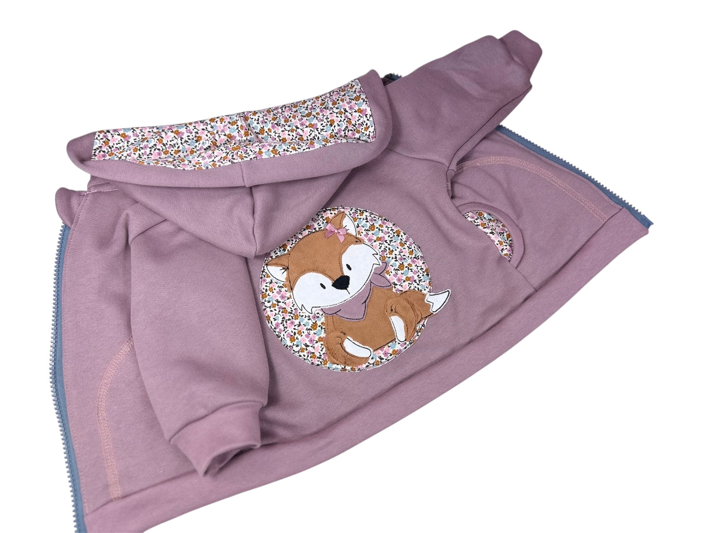 Handgemachte Kinderjacke mit Fuchs-Applikation auf dem Rücken