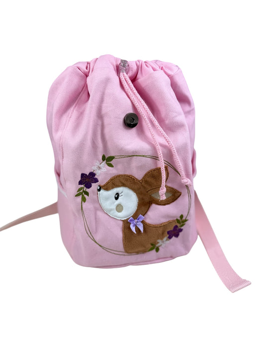 Detail: Kordelzug und gestickter Name unter der Klappe des Rehkitzrucksacks