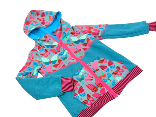 Vorderansicht: „Handgemachte Mädchenjacke mit Kapuze und bunten Schmetterlingen