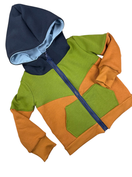 Detailaufnahme der Jacke mit Bio-Stoffen in Messing, Avocado und Navy