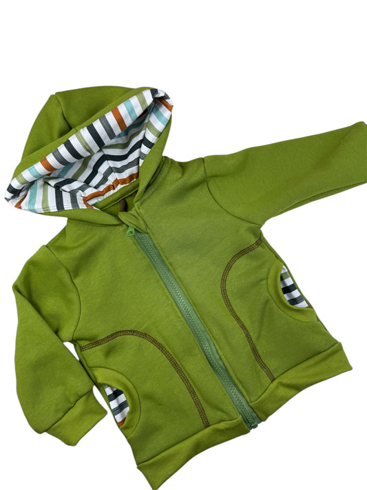 Grüne Jacke mit Kapuze aus Bio-Sweat – Vorderansicht liegend