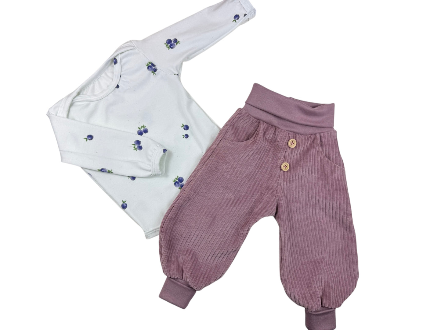 Handgemachtes Babyset mit Heidelbeeren-Muster – Größe 62 – Bio Cordnicky & Body