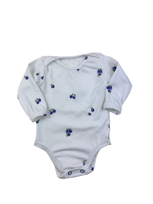 Detailaufnahme BabyBody mit Heidelbeermarmelade und amerikanischem Ausschnitt für leichteres anziehen