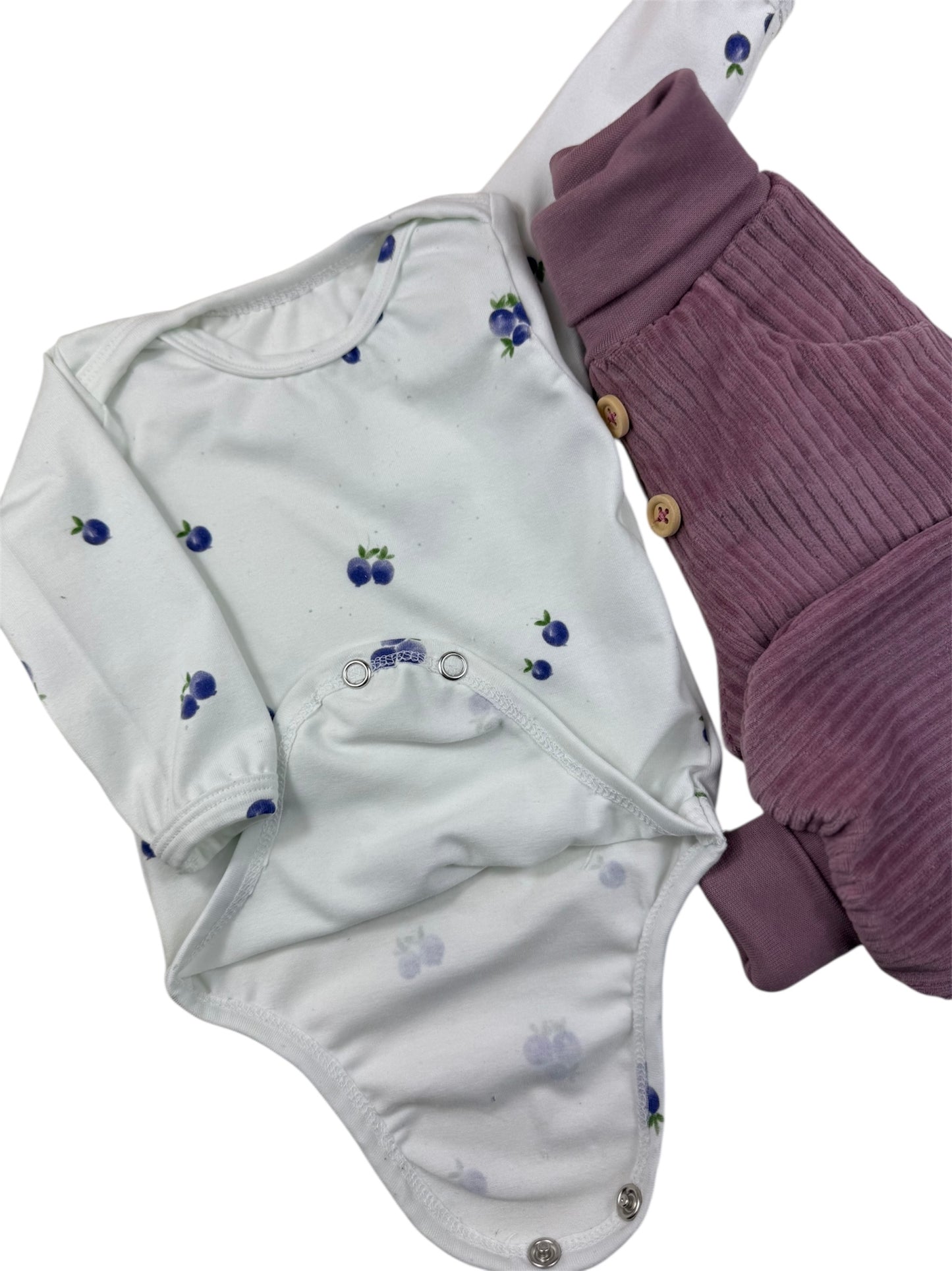 Trendiges Babyset – Bio Pumphose + Blaubeer Body – handmade Einzelstück