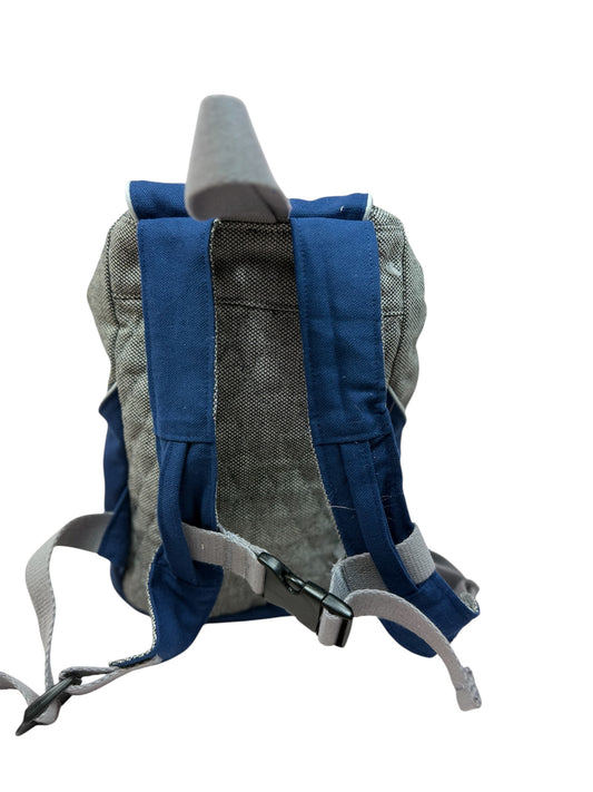 Rückansicht: Marinefarbene Rückseite mit verstellbaren Trägern