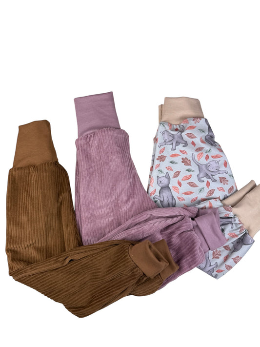 Beispielbild dreier Pumphosen: Rehbraun, Woodrose und eine Motivjersey Pumphose