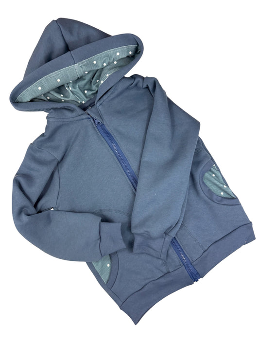 Handgemachte Babyjacke in Blau mit gepunktetem Innenfutter