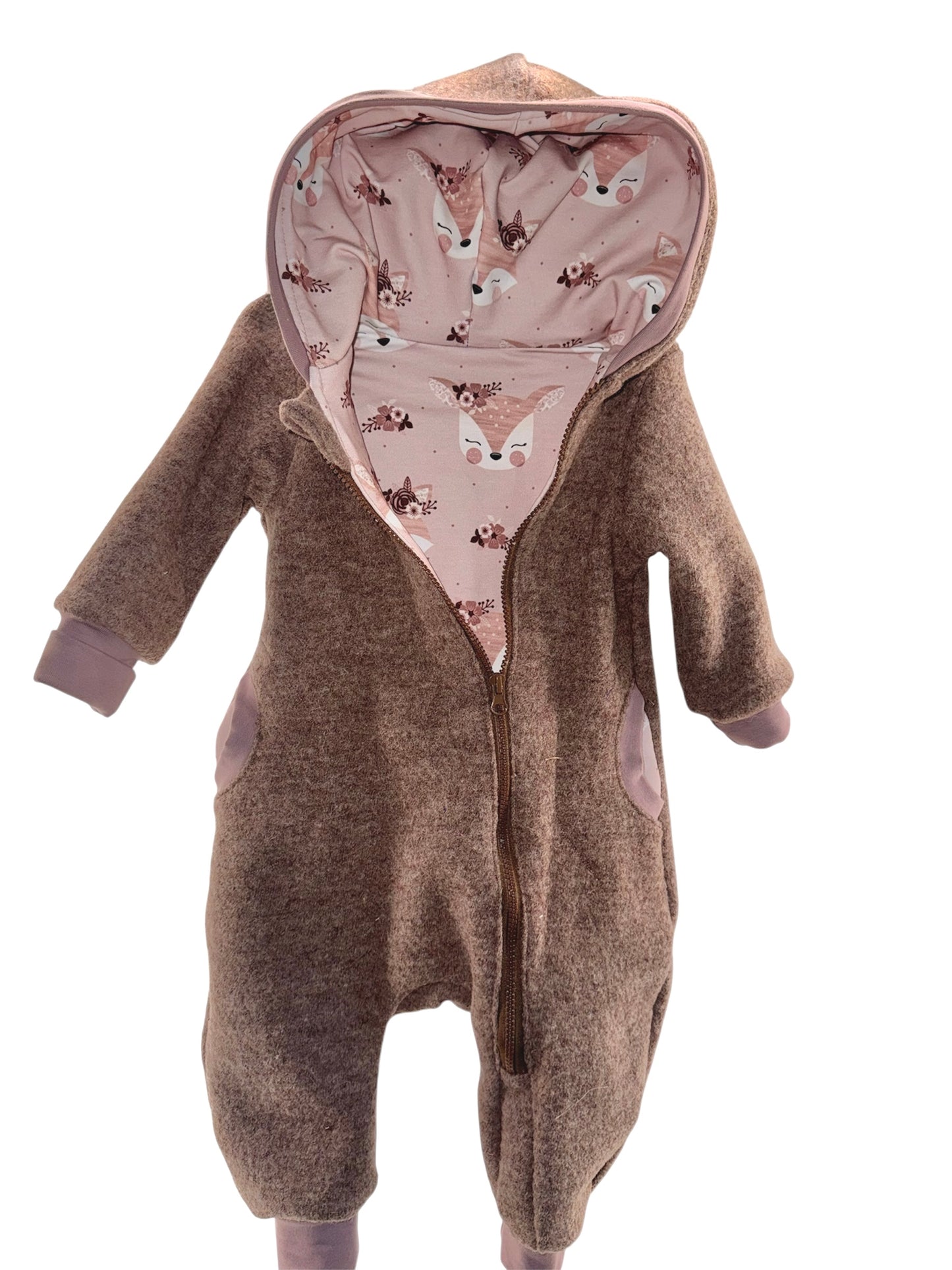 Walkoverall Baby Beige mit Reh-Stickerei – Wollwalk Winteranzug