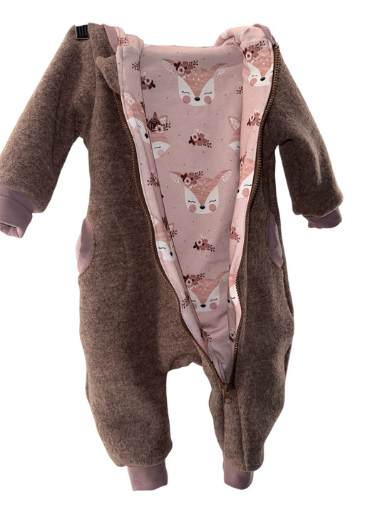 Walkoverall Baby Beige mit Reh-Stickerei – Wollwalk Winteranzug