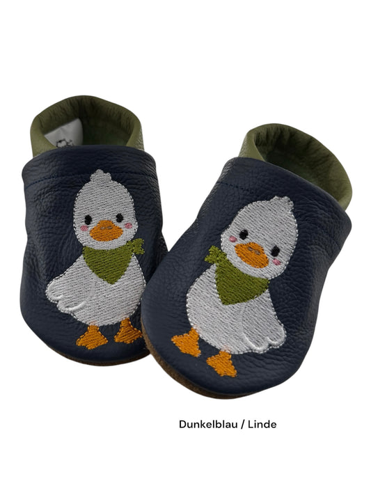 Handgefertigte Krabbelschuhe aus Leder mit liebevoll gestalteter Entengans Stickerei