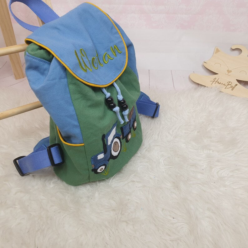 Kindergartenrucksack personalisiertbar, zweifarbig genäht mit Traktor