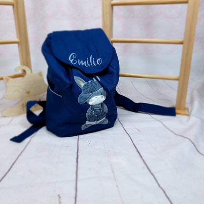 „Hier deinen individuellen Kita-Rucksack zusammenstellen – robust, geräumig und mit Wunschbestickung gefertigt“