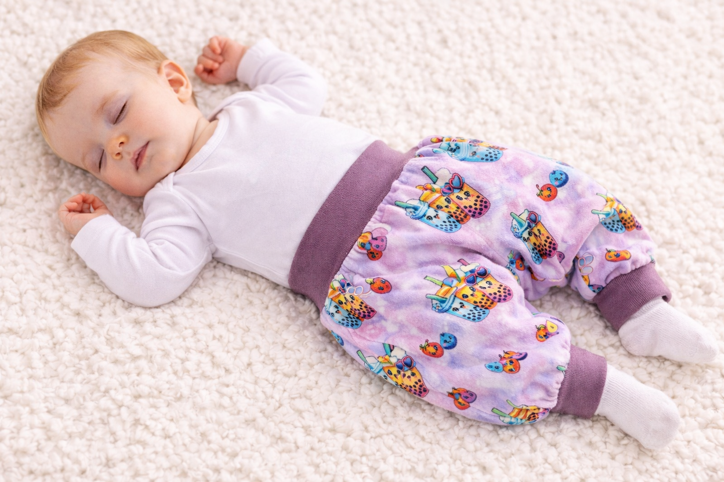 Schlafendes Baby in gemütlicher Pumphose aus weichem Sommersweat, ideal als erste Babyhose für Neugeborene, liebevoll handgemacht