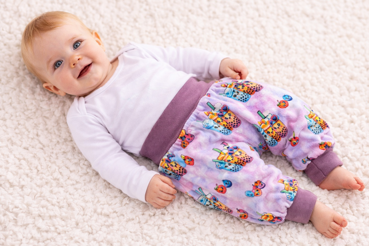 Handgenähte Baby Pumphose aus Sommersweat mit Bubble-tea Motiv an liegendem Baby, Größe 56, Bequem und ideal für die kleinsten