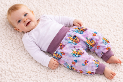 Handgenähte Baby Pumphose aus Sommersweat mit Bubble-tea Motiv an liegendem Baby, Größe 56, Bequem und ideal für die kleinsten
