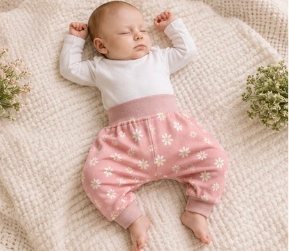 Babyhose in Pastellfarben und Gänseblümchen