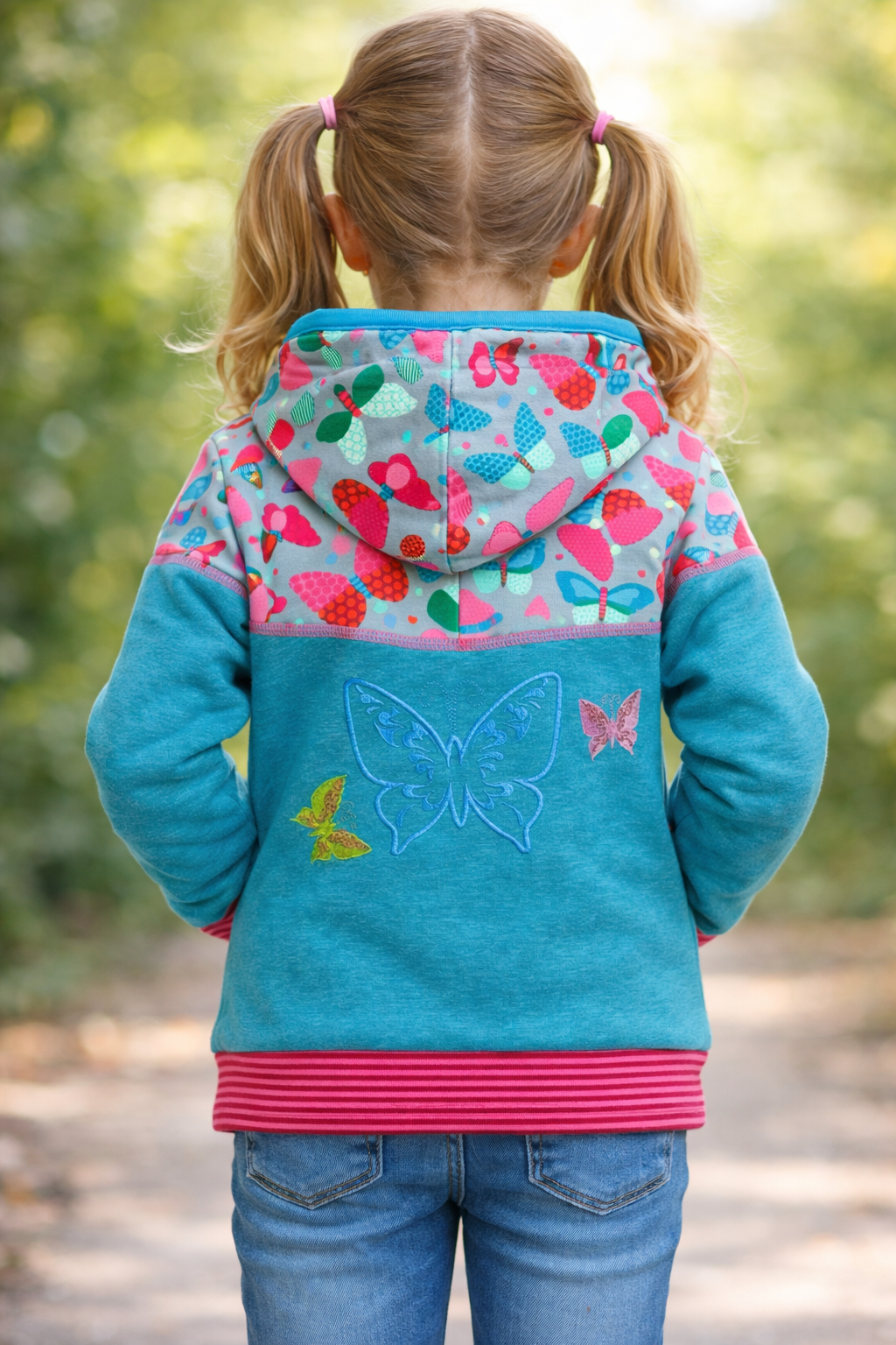 Handgemachte Sweatjacke Gr. 110 mit Schmetterling - Unikat