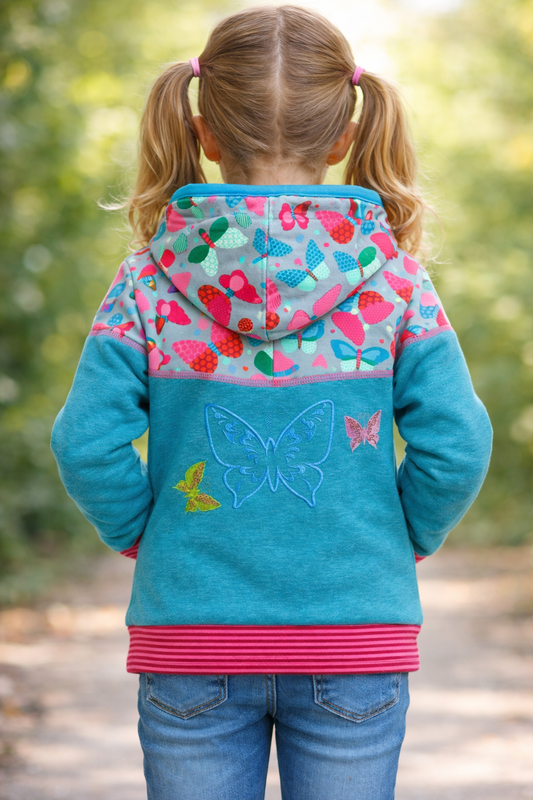 Handgemachte Sweatjacke Gr. 110 mit Schmetterling - Unikat