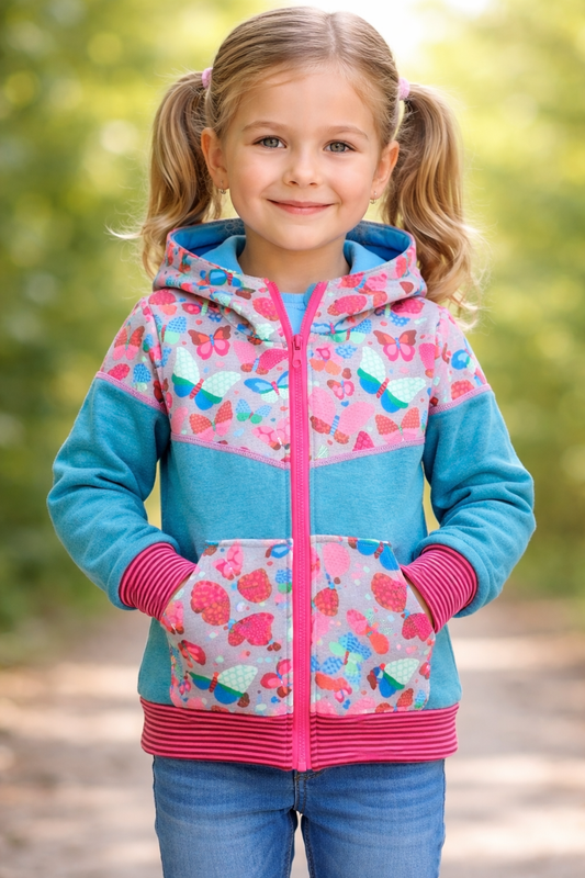 Handgemachte Sweatjacke Gr. 110 mit Schmetterling - Unikat