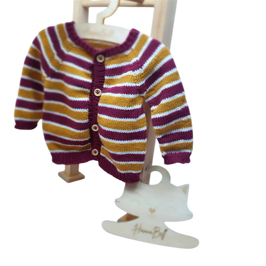 Handgestricktes Babyjäckchen gestreift, in den Farben Beere / Senf und weiß - Detailansicht Knopfleiste