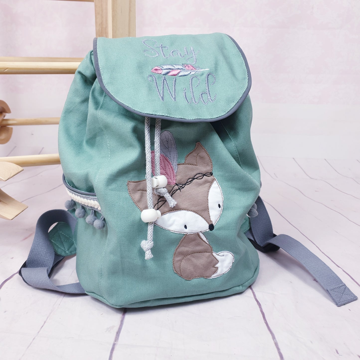 „Hier deinen individuellen Kita-Rucksack zusammenstellen – robust, geräumig und mit Wunschbestickung gefertigt“