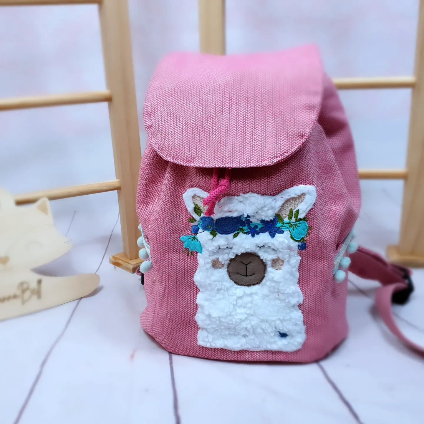 „Hier deinen individuellen Kita-Rucksack zusammenstellen – robust, geräumig und mit Wunschbestickung gefertigt“