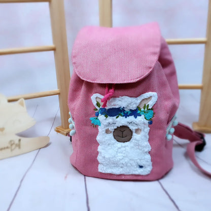 „Hier deinen individuellen Kita-Rucksack zusammenstellen – robust, geräumig und mit Wunschbestickung gefertigt“