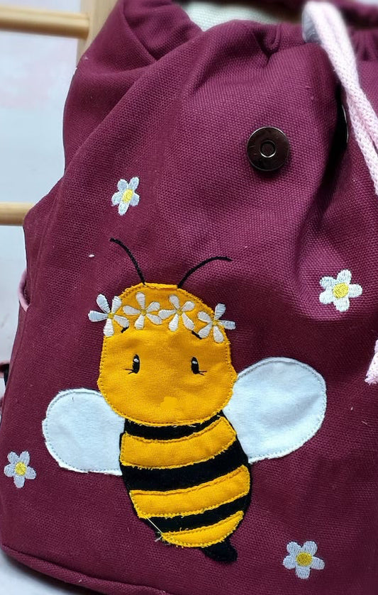 Biene mit Blumen rundherum