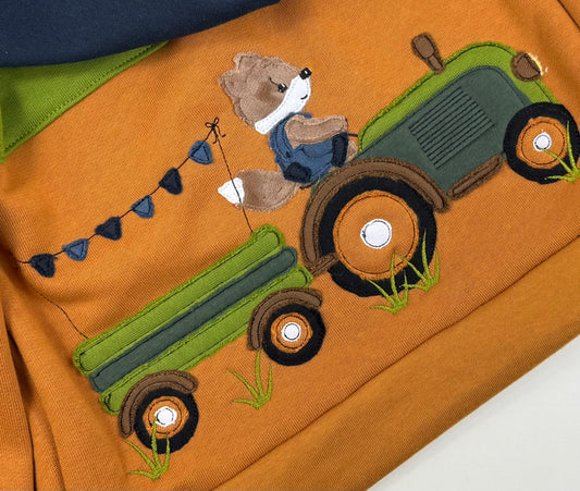 Fuchs auf Traktor mit Anhänger