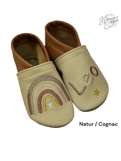 Lederpuschen Natur und Cognac mit Regenbogenmotiv in Brauntönen, personalisierbar mit Namen und Stern