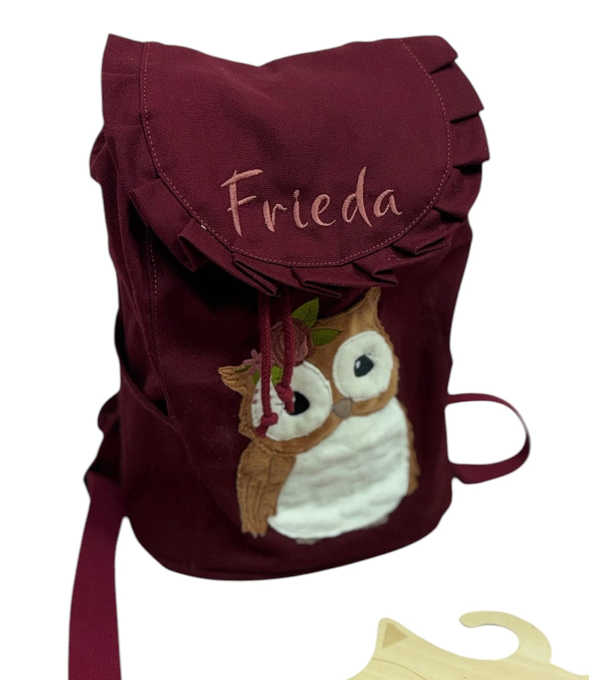 Kindergartenrucksack in Bordeaux mit Boho-Eulenmotiv, personalisiert mit Namen verziert mit Rüschen am Deckel. Perfektes Geschenk für den Kindergartenstart.”
