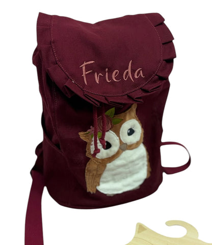 Kindergartenrucksack in Bordeaux mit Boho-Eulenmotiv, personalisiert mit Namen verziert mit Rüschen am Deckel. Perfektes Geschenk für den Kindergartenstart.”