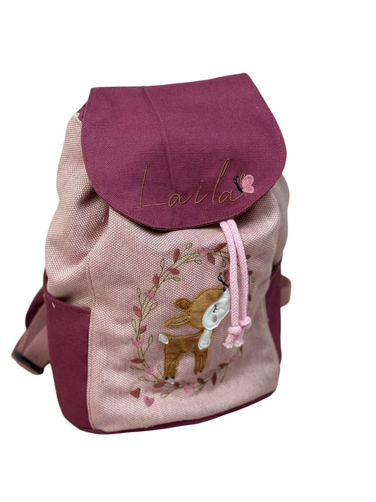 Kita Rucksack mit Rehkitz-Motiv in Bordeaux und Altrosa, personalisierbar mit Namen, robustes Material, ideal für Kindergarten und KiTa.“