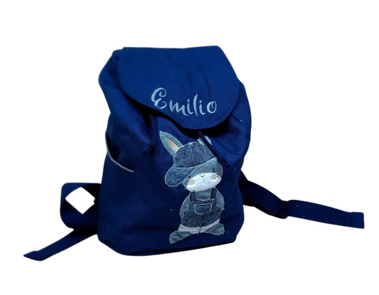 Dunkelblauer Kita Rucksack mit Brustgurt, bestickt mit Häschen-Motiv (Basecap und Latzhose) und individueller Namensbestickung