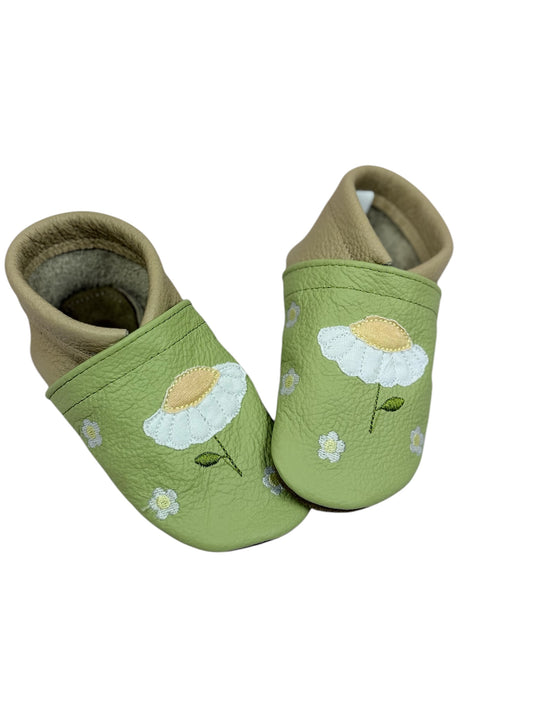 Lederpuschen für Kinder in Dustygreen und Natur mit gesticktem Gänseblümchen-Motiv, aus hochwertigem Ökoleder gefertigt – perfekt für den Frühling und individuell personalisierbar.
