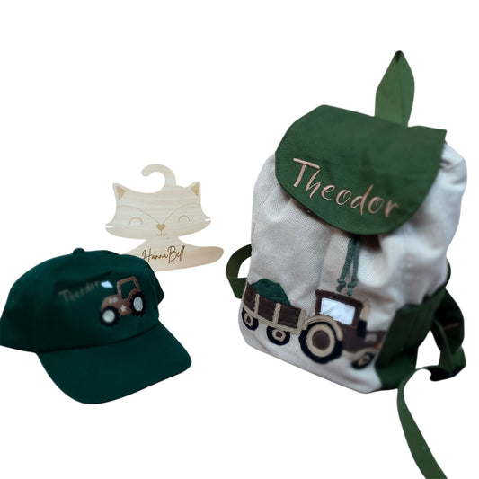 Kindergartenrucksack personalisiert, Baumwollcanvas, Traktor-Motiv in Grün/Natur, mit Namen “Theodor” bestickt, Maße 30x25x10 cm, inklusive Seitentaschen und Magnetverschluss.