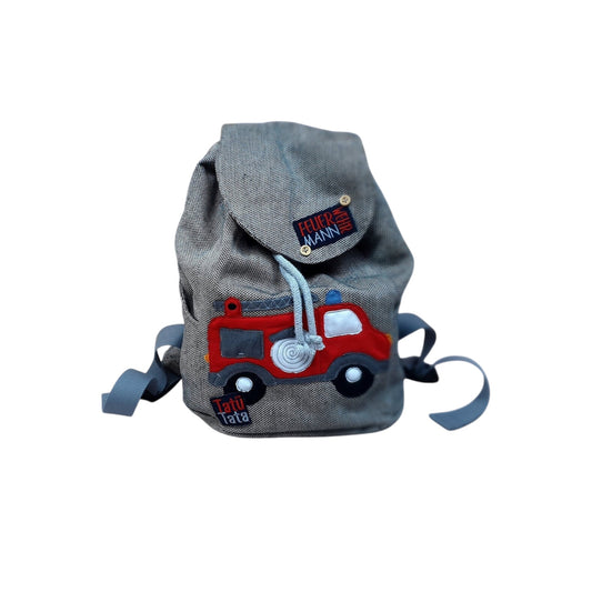Kindergartenrucksack in Grau mit Feuerwehrauto-Motiv, personalisiert mit Namen, aus Baumwollcanvas, Maße 30 x 25 x 10 cm, Magnetverschluss und Seitentaschen.