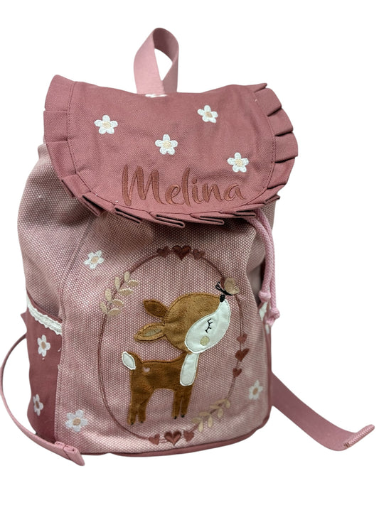 Rosa Kita-Rucksack mit Reh-Motiv und rundherum bestickten Blümchen, aus Baumwollcanvas, personalisiert mit Namen, für Kinder von 2 bis 6 Jahren.