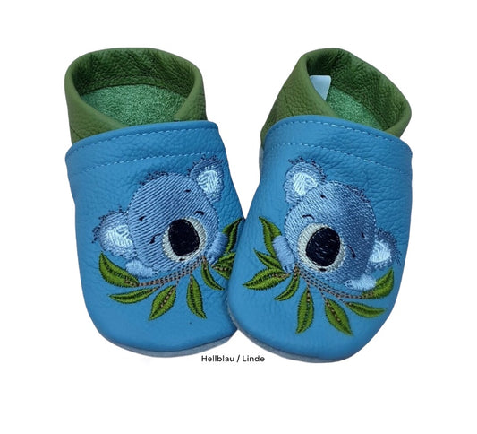 Lederpuschen Hellblau und Linde mit schlafendem Koala auf Eukalyptusranke, personalisierbar mit Namen und Blättern