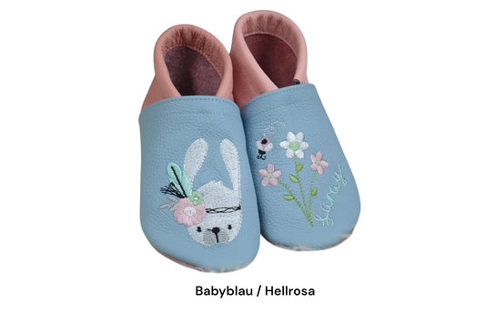Lederpuschen Babyblau, Hellrosa und Rosa mit Hasen- und Blumenmotiv, personalisierbar mit Namen und Biene