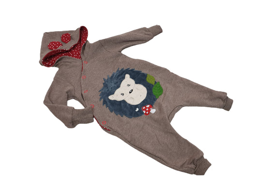 Personalisierbar Baby-Overall aus GOTS-zertifiziertem Stoftsweat in individueller Farbwahl mit optionaler Zipfelkapuze und Applikation