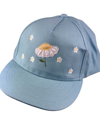 Hellblaues Kindercappy ab 3 bis etwa 6 Jahren bestickt mit Gänseblümchen