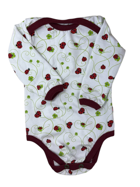Babybody in Größe 62 mit Marienkäfer- und Kleeblattmuster, Vorderansicht 