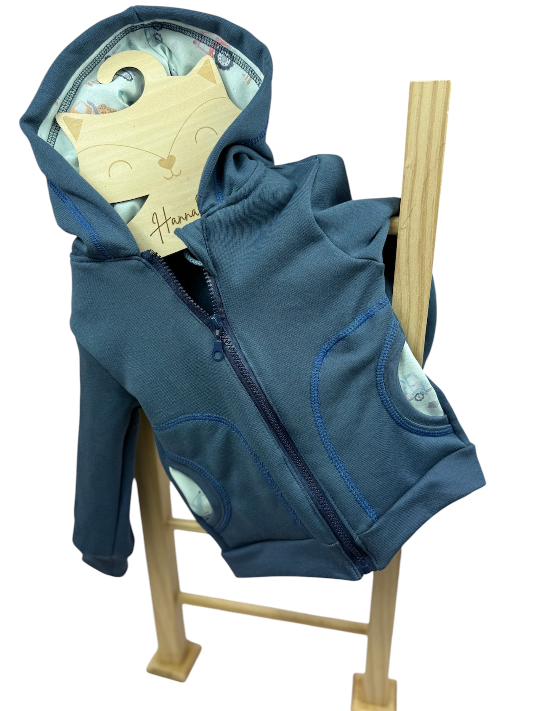 Jungen Kapuzenjacke mit LKW Applikation, handgefertigt aus weichem Softsweat. Hochwertige Kinderkleidung für Frühling und Herbst
