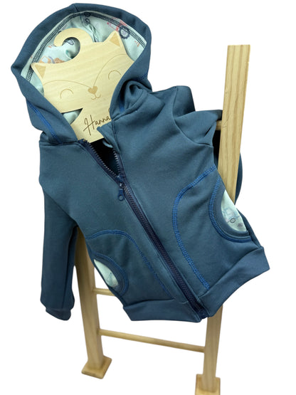 Jungen Kapuzenjacke mit LKW Applikation, handgefertigt aus weichem Softsweat. Hochwertige Kinderkleidung für Frühling und Herbst