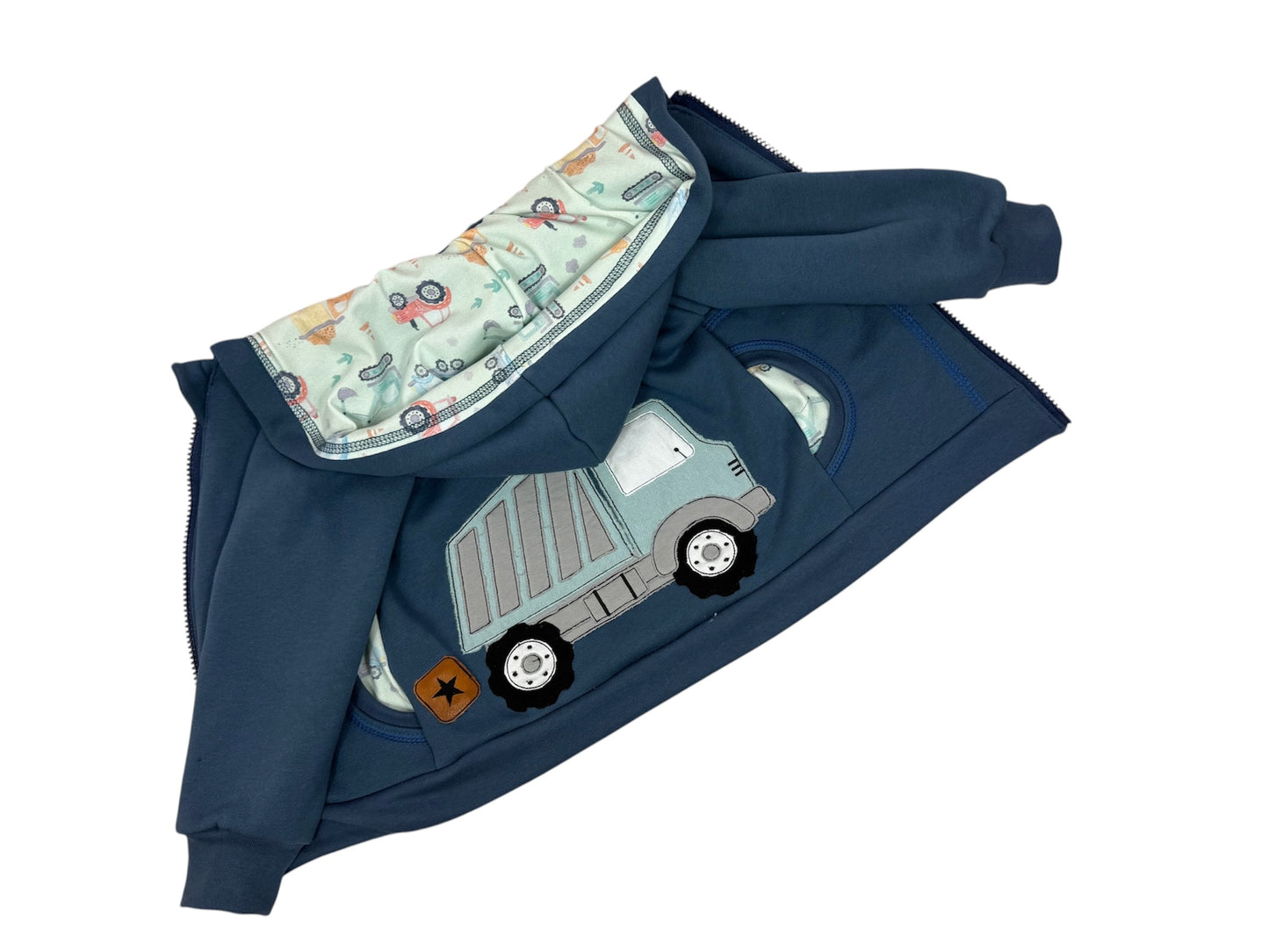 Handgemachte blaue Sweatjacke für Kinder aus Softsweat, gefüttert mit Mini-Trucks Jersey in Aquarellgrün. LKW Stickerei auf der Rückseite, ideal als Übergangsjacke für Jungen