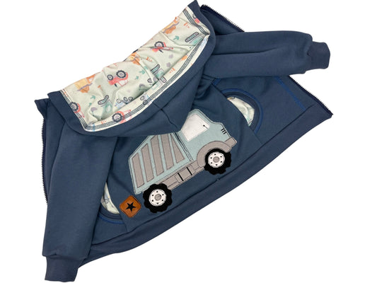 Detailansicht der LKW-Stickerei auf einer Kinder-Sweatjacke aus Bio Softsweat in Chinablau. Perfekt für kleine Baustellen-Fans