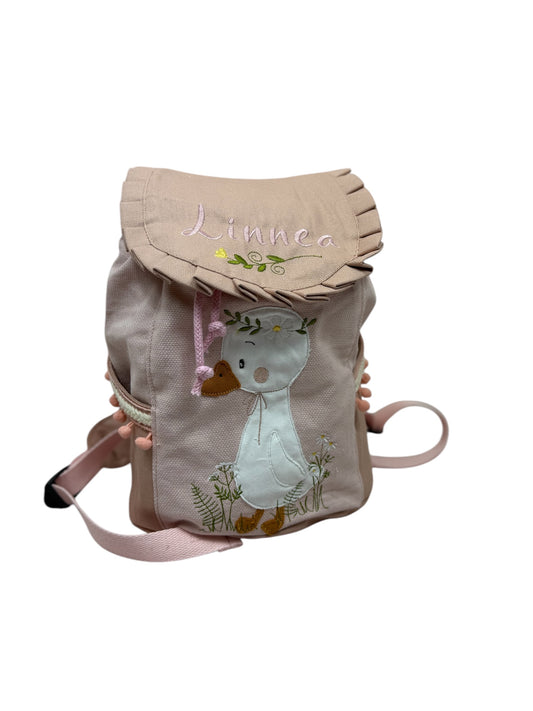 Vorderansicht: Rosa Kinder-Rucksack mit besticktem Namen & Ente.